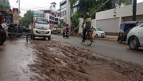 नाशिक : पावसाला सुरुचात झाली असून रिमझिम पावसातच येथील रस्त्यांची दैना झाली असून नाशिककरांना चिखलातून वाट काढावी लागत आहे. (छाया: हेमंत घोरपडे)