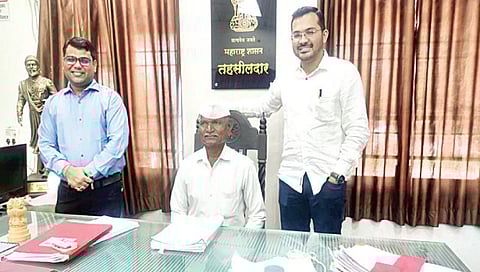 सिन्नर : तहसील कार्यालयात सेवापूर्तीनिमित्त तहसीलदारांच्या खुर्चीत बसलेले शिपाई बाळूमामा गवारे. समवेत तहसीलदार एकनाथ बंगाळे, नायब तहसीलदार सागर मुंदडा.