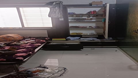 दिंडोरी : शहरातील शिवाजीनगर येथील संतोष साताळकर यांच्या घरात चोरट्यांनी अस्ताव्यस्त केलेले सामान. (छाया - समाधान पाटील)