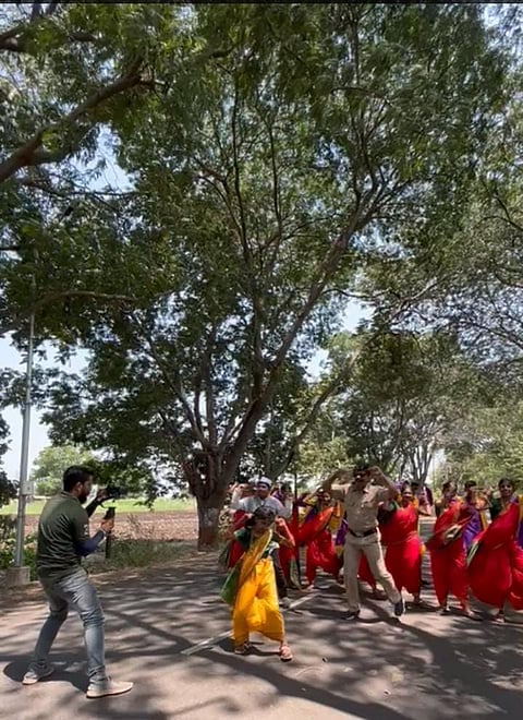 दिंडोरी : लोकगीतून वीज बील भरण्यासाठी प्रोत्साहीत करताना कर्मचारी रवी बाबू गोडांबे आणि इतर. (छाया: समाधान पाटील)