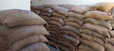 देवळा : पोलिसांनी जप्त केलेला काळया बाजारात विक्रीकरीता घेऊन जात असलेले तांदूळ व गहूच्या गोण्या. (छाया -सोमनाथ जगताप)