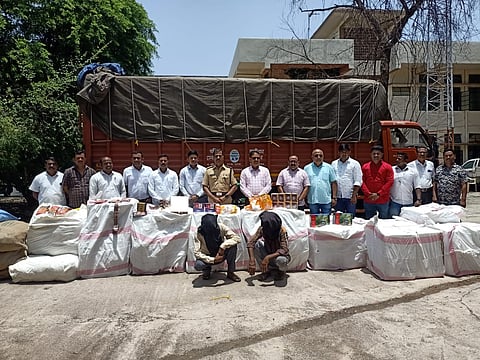 धुळे : प्रतिबंधित गुटख्याची तस्करीमध्ये दोघांना अटक करताना गुन्हे अन्वेषण विभागाचे निरीक्षक हेमंत पाटील आणि समुह. (छाया : यशवंत हरणे)