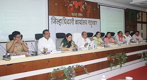 नंदुरबार : वीर बिरसामुंडा सभागृहात जिल्हा वार्षिक योजना समितीची आढावा बैठकीत बोलतांना पालकमंत्री विजयकुमार गावित. समवेत डॉ. सुप्रिया गावित, खासदार डॉ. हीना गावीत, आमदार आमश्या पाडवी आदी. (छाया: योगेंद्र जोशी)