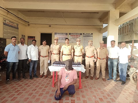 धुळे : गुंगीकारक औषधाच्या बाटल्यांची तस्करी करणाऱ्या संशयिताला ताब्यात घेताना चाळीसगावरोड पोलीस.