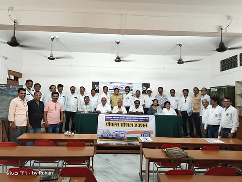 धुळे : पत्रकार भवन येथे क्लस्टर कार्यशाळेत मार्दर्शन करताना प्राचार्य डॉ. आर. जी वाडेकर. (छाया : यशवंत हरणे)