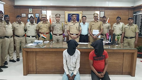 नासिक आणि गुजरात राज्यातून दुचाकी चोरणाऱ्या टोळीचे रॅकेट उध्वस्त करण्यात आले असून 20 मोटारसायकलींसह दोघांना ताब्यात घेतांना धुळे पोलीस. (छाया : यशवंत हरणे)