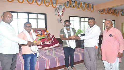 नंदुरबार : वडीलांच्या स्मृतीपित्यर्थ मदतीची परतफेड म्हणून हमाल मापाडी यांच्याकडे धनादेश सुपूर्द करताना जगताप बंधू. (छाया: योगेंद्र जोशी)