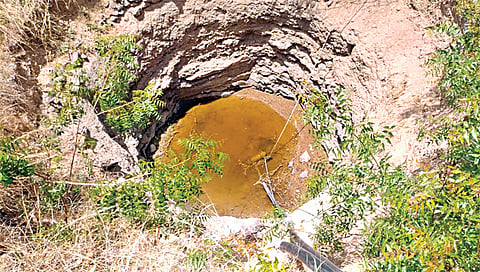 राजापूर : परिसरात विहिरींनी गाठलेले तळ. (छाया : भाऊलाल कुडके)