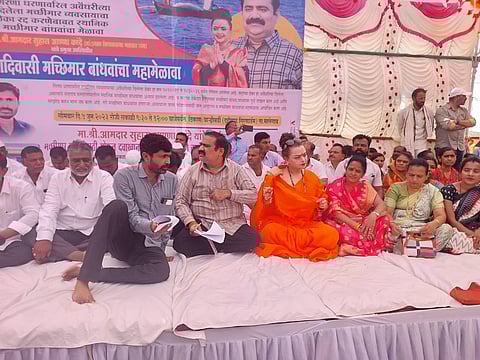 नांदगाव : मच्छीमार आदिवासी बांधव मेळावा दरम्यान व्यासपीठावर उपस्थित आमदार सुहास कांदे अंजुम कांदे यांसह उपस्थित शिवसैनिक तसेच मच्छीमार बांधव. (छाया : सचिन बैरागी)