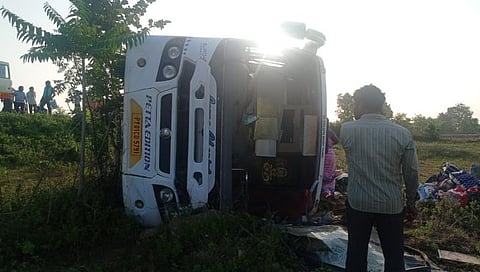 नागपूर-जबलपूर राष्ट्रीय महामार्गावर यात्रेकरुंच्या ट्रॅव्हल्सला अपघात; १० जखमी