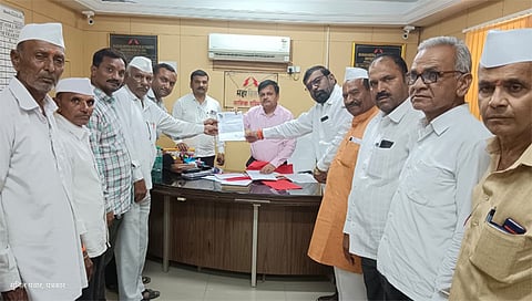 नाशिकरोड : अनियमित भारनियमाना संदर्भात मुख्य अभियंता दिपक कुमठेकर व अधिक्षक अभियंता ज्ञानदेव पडळकर यांना निवेदन देताना सर्व पक्षीय शिष्टमंडळाचे जगन्नाथ आगळे, गणेश गायधनी, दिपक गायधनी, दिलीप गायधनी, भास्कर गायधनी, विष्णूपंत गायधनी आदीसह शेतकरी व ग्रामस्थ ( छाया : उमेश देशमुख )