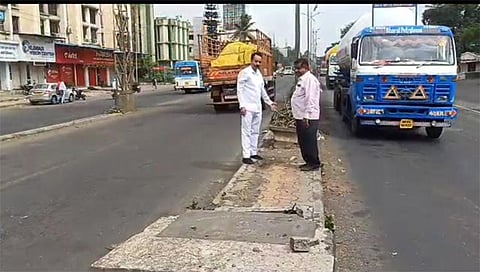 नाशिकरोड : येथील वीर सावरकर उड्डाणपुलाच्या दुरवस्थेची पाहणी करताना माजी महापौर दशरथ पाटील ( छाया उमेश देशमुख )