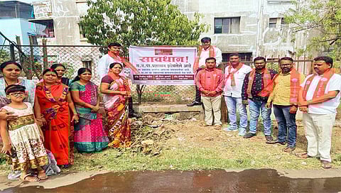 नाशिकरोड : सावधान.... प्रशासन असा फलक लावून निषेध नोंदवताना मनसेचे शहर संघटक अॅड. नितीन पंडित, निरीक्षक पूर्व विधानसभाप्रमुख प्रमोद साखरे, मनविसेचे नितीन धानापुणे, शशी चौधरी, विनायक पगारे, अॅड. योगेश शिरसाठ, मीरा आवारे आदी (छाया : उमेश देशमुख)