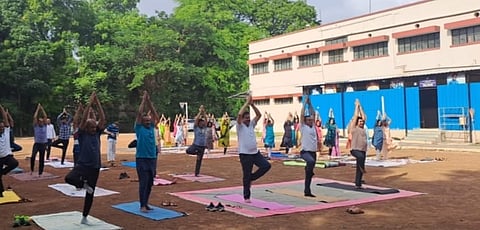 नाशिकरोड : येथील श्रीमती विमलाबेन खिमजी तेजूकाया महाविद्यालयात योगाचे प्रात्यक्षिक सादर करताना शिक्षकआणि शिक्षकेतर कर्मचारी. (छाया: उमेश देशमुख)