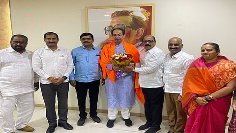 नाशिकरोड : देवळाली व्यापारी बँकेच्या चेअरमन पदावर दत्ता गायकवाड यांची निवड झाल्याबद्दल सत्कार करतांना पक्षप्रमुख उद्धव ठाकरे. समवेत सुधाकर जाधव ,योगेश नागरे, अरुण जाधव ,श्रीराम गायकवाड, रंजना बोराडे आदी.