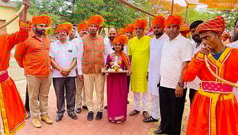 नाशिकरोड : लहवीत येथे छत्रपती शिवाजी महाराजांचा 350 राज्याभिषेक दिन साजरा करताना मविप्रचे सरचिटणीस नितीन ठाकरे. समवेत विजय अप्पा करंजकर, माजी आमदार योगेश बापू घोलप आदी पदाधिकारी. (छाया:उमेश देशमुख)