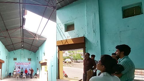 नाशिक : वादळी वाऱ्याने त्र्यंबकमधील “आपला दवाखान्या’चे उडाले छप्पर