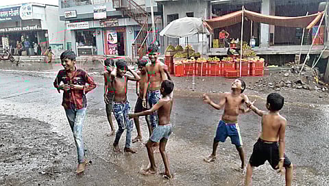 नाशिक : जून महिना कोरडा गेल्यानंतर पावसाच्या सरी आल्याने त्यात चिंब न्हाऊन निघण्यासाठी बच्चे कंपनीने पहिल्या पावसाची अशी मजा लूूटली. (छाया: हेमंत घोरपडे)