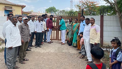 पिंपळगाव बसवंत : कारसूळ येथील जि.प. प्राथमिक शाळेला कुलूप लावताना ग्रामस्थ.