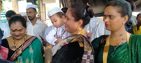 पिंपळनेर : आषाढी एकादशीनिमित्त पर्वणीचा लाभ घेत सहभागी झालेले किन्नर आखाड्याचे सदस्य. (छाया: अंबादास बेनुस्कर)