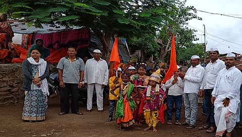 पिंपळनेर : दिंडीत सहभागी होत भजन अभंग गात सहभागी झालेले विद्यार्थी, ग्रामस्थ. (छाया- अंबादास बेनुस्कर)