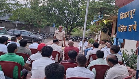 पिंपळनेर : निजामपूर पोलीस ठाण्यात घेण्यात आलेल्या बैठकीप्रसंगी मार्गदर्शन करताना सहाय्यक पोलीस निरीक्षक हनुमंत गायकवाड. (छाया : अंबादास बेनुस्कर)