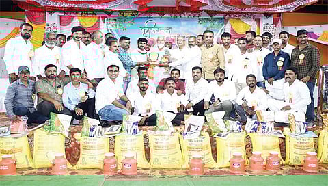 तळवाडे : येथे कृषिरत्न फाउंडेशनतर्फे सन्मानित पुरस्कारार्थींसमवेत पालकमंत्री दादा भुसे.