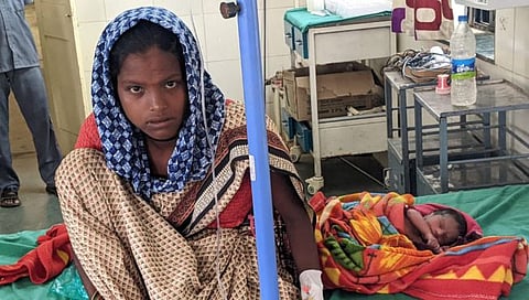 नाशिक : रिक्षाची वाट पाहत असतानाच प्रसव कळा; महिलेची महामार्गावरच प्रसूती, गोंडस बाळाला जन्म