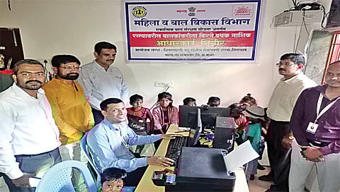 नाशिक : बेघर बालकांचे आधारकार्ड तयार करताना पदाधिकारी