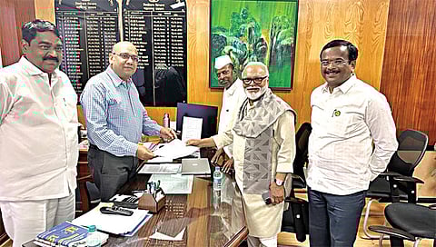 नाशिक : अपर मुख्य सचिवांना निवेदन देताना राष्ट्रवादी काँग्रेसचे शिष्टमंडळ.