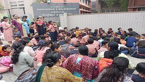 नाशिक : भोसला स्कूलच्या प्रवेशद्वारावर आंदोलन करताना विद्यार्थी व पालक. (छायाचित्र : हेमंत घोरपडे)