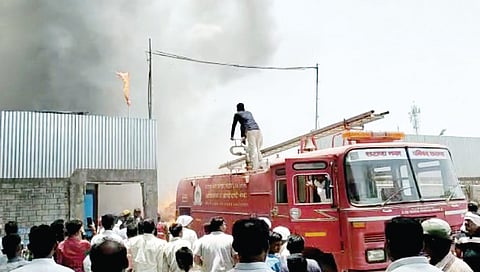 देवळा : मटाणे येथे भंगार गोदामाला लागलेली आग विझविताना अग्निशमन दलाचे जवान. (छाया : सोमनाथ जगताप)