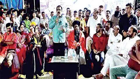 मनमाड : लोकार्पण सोहळ्याप्रसंगी उपस्थित आमदास सुहास कांदे. समवेत अंजूम कांदे, विविध पक्षांचे पदाधिकारी, कार्यकर्ते व नागरिक (छाया: रईस शेख)