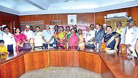 नाशिक : सेवानिवृत्त अधिकारी, कर्मचाऱ्यांसह महापालिकेचे अधिकारी.