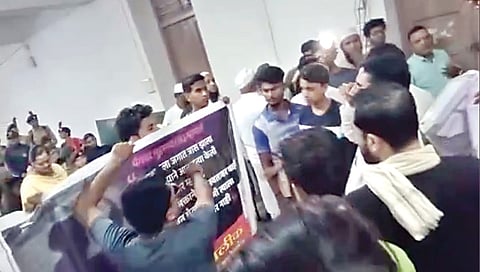 मालेगाव : येथील मसगा महाविद्यालयातील करिअर गाइडन्स शिबिराप्रसंगी झालेला गोंधळ.