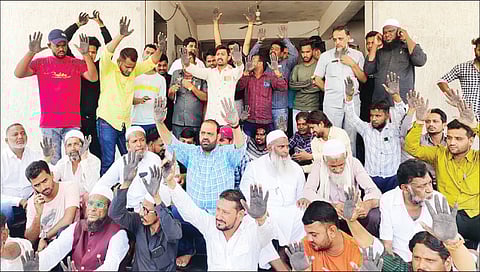 मालेगाव : येथील मनपा मुख्यालयाच्या प्रवेशद्वाराजवळ मुकुंदवाडीतील अतिक्रमणाच्या मुद्द्यावरून निदर्शने करताना राष्ट्रवादी काँग्रेसचे पदाधिकारी आणि कार्यकर्ते. इन्सेटमध्ये मनपा आयुक्त नामफलकाला काळे फासताना माजी आमदार आसिफ शेख.