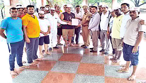 सिडको : घाटनदेवी येथे साहेबराव दातीर यांच्यासह शेतकऱ्यांना बैठकीचे पत्र देताना पोलिस उपअधिक्षक सुनिल भामरे.