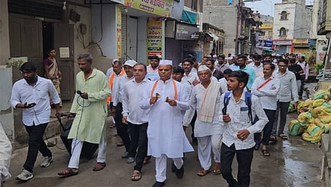 येवला : येथून पंढरपूरला बस रवाना होण्यावेळी नामस्मरणात सहभागी झालेले आमदार नरेंद्र दराडे, आमदार किशोर दराडे, कुदळ महाराज, जाधव महाराज, कुणाल दराडे व वारकरी. (छाया: अविनाश पाटील)