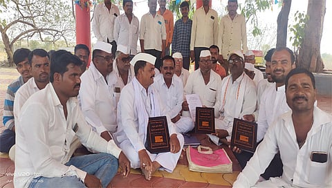 येवला : कृती समितीच्या पदाधिकाऱ्यांसोबत व प्रमुख ३० कार्यकर्त्यांसोबत येवला तालुका पोलीस स्टेशन येथे बैठकीत उपस्थित जलहक्क संघर्ष समितीचे पदाधिकारी. (छाया : अविनाश पाटील)