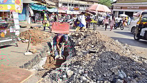 नाशिक : रविवार कारंजा येथे सुरु असलेले खोदकाम. (छाया: हेमंत घाेरपडे)