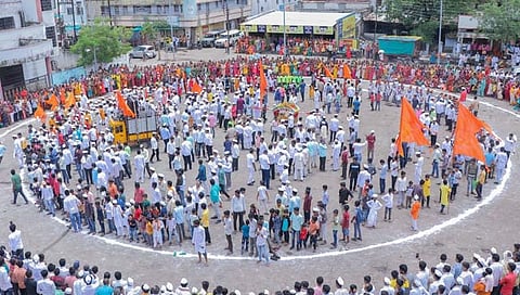 परभणी : आषाढीनिमित्ताने पूर्णा येथे टाळ मृदंगाच्या गजरात भव्य रिंगण सोहळा
