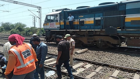 लासलगाव : निफाड - लासलगाव दरम्यान इंजीन फेल झाल्याने उभी असलेली जनशताब्दी सुपरफास्ट एक्स्प्रेस. (छाया : राकेश बोरा)