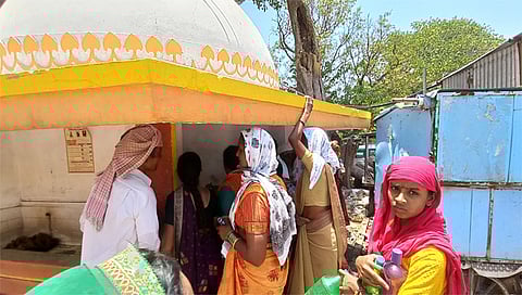 त्र्यंबकेश्वर : कडक उन्हात तहान भागविण्यासाठी पाण्याच्या रीकाम्या बाटल्या घेवून रांगेत उभे असलेले भक्त. (छाया: देवयानी ढोन्नर)