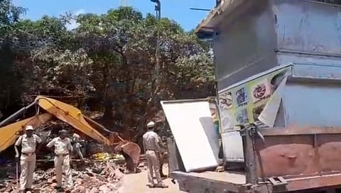 सातारा: महाबळेश्वरमधील वेण्णा लेक परिसरातील अतिक्रमणांवर हातोडा