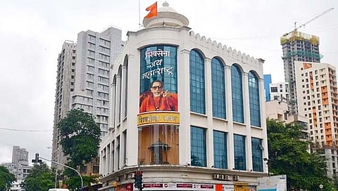 पगारवाढ दिली नाही म्हणून ‘शिवसेना भवना’तील चौघे कर्मचारी शिंदेंकडे