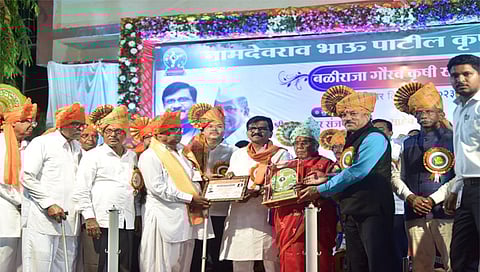 नाशिक : सलादे बाबा कला क्रीडा मंडळाच्या वतीने आयोजित बळीराजा गौरव समारंभ प्रसंगी उपस्थित खासदार संजय राऊत. समवेत अद्वय हिरे, सुनील बागुल आदी मान्यवर.