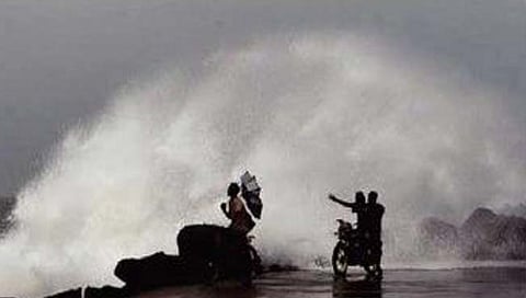 सिंधुदुर्ग : समुद्राला उधाण, किनारपट्टीवर उंच लाटा; पर्यटकांची मात्र स्टंटबाजी