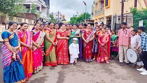 सिडको : सरस्वती विद्यालयात आषाढी एकादशी साजरी करताना मुख्याध्यापिका शिल्पा गांगुर्डे. समवेत शिक्षक व शिक्षकेतर कर्मचारी.