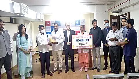 नाशिक : क्षयरुग्णांना पोषण आहाराचे वाटप करताना सह्याद्री हॉस्पिटलचे डाॅक्टर्स.