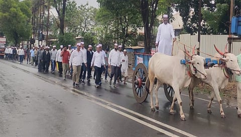सिडको : अंबड, नाशिक येथून मुंबईकडे निघालेल्या पायी मोर्चामध्ये साहेबराव दातीर. समवेत बंडोपंत दातीर, शांताराम फडोळ, राकेश दोंदे, रामदास दातीर, शरद फडोळ, महेश दातीर, गोकुळ दातीर, त्र्यंबक मोरे, अविनाश फडोळ, शरद कर्डिले, पांडुरंग दोंदे यांच्यासह शेतकरी. (छाया : राजेंद्र शेळके)